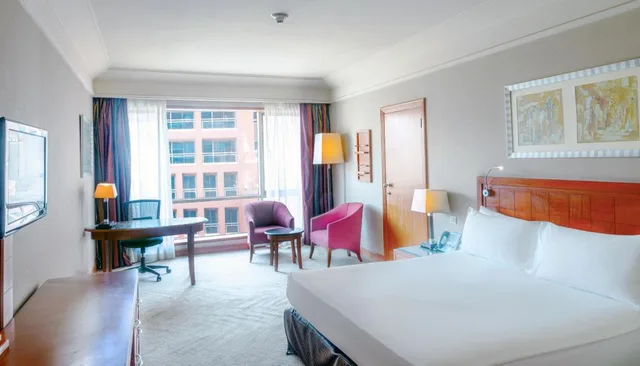 جناح بسرير كينج بإطلالة على المسبح بغرفة نوم واحدة للمدخنين، Holiday Inn Cairo City Stars 1/3