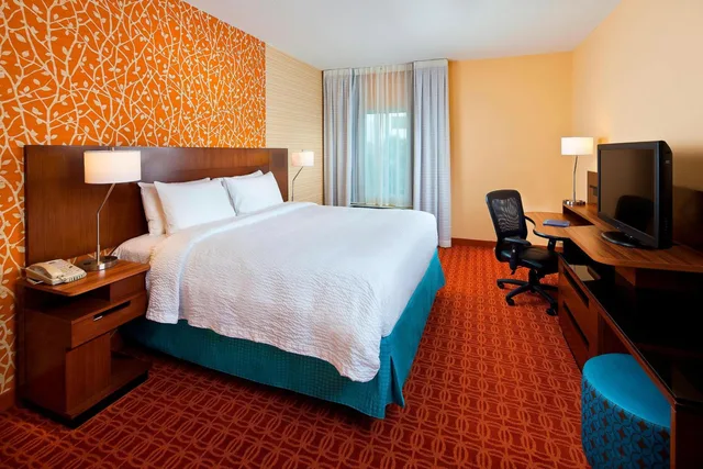 غرفة بسرير كينج بحوض استحمام لذوي الإعاقة، Fairfield Inn Suites By Marriott Houston Hobby Airport 2/4