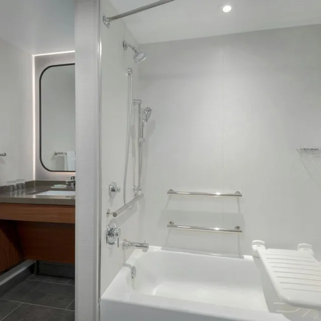 غرفة قياسية بسرير كينج مع أريكة لذوي الإعاقة، Courtyard Athens Downtown 2/3