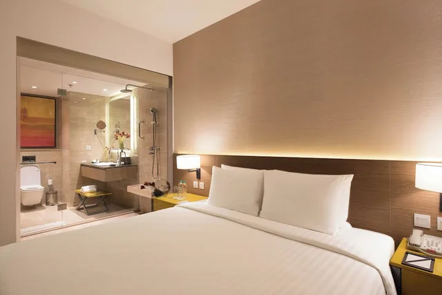غرفة تنفيذية بسرير كينج بإطلالة على المسبح، Courtyard By Marriott Bengaluru Outer Ring Road 1/7