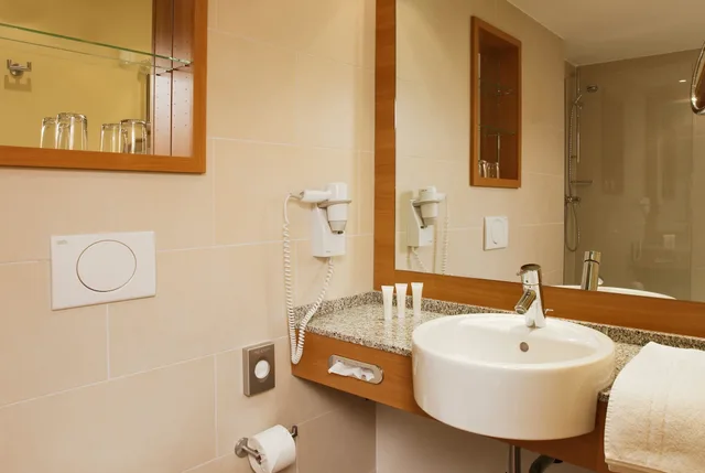 غرفة سوبيريور بسرير مزدوج وسريرين منفصلين بإطلالة على الجبل، H Plus Hotel Willingen 7/10
