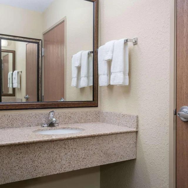 Deluxe, Queen Bed, Accessible, AmericInn by Wyndham Newton 4/4