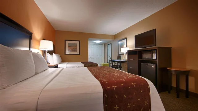 Upstairs, 2 Queen Beds, Courtyard View، Best Western Palm Beach Lakes 5/9