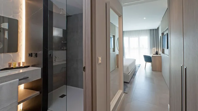 غرفة بريميوم بسريرين منفصلين بإطلالة على المسبح بشرفة، Alanda Hotel Marbella 4/4