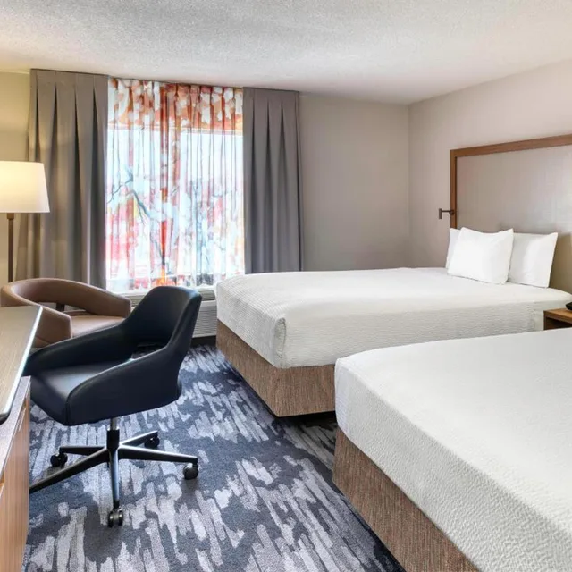 Room, King Bed, 2 Queen Beds, Fairfield Inn And Suites By Marriott Toronto Brampton 3/4