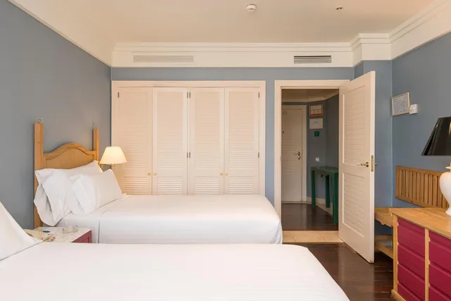Room, Double or Twin Bed, Sea Front، Playa Victoria 2/10
