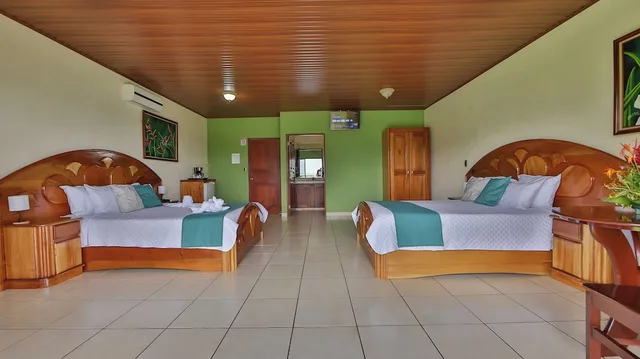 جناح ديلوكس بسريرين كوين، Hotel Linda Vista 1/2