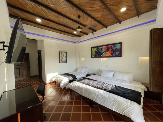 غرفة كلاسيكية ثلاثية بسرير كينج وسرير فردي، Hotel Casona Montañesa Quindío 1/9