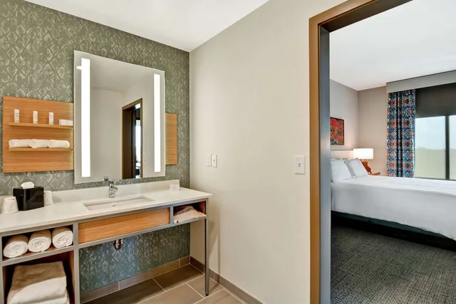 غرفة بسرير كينج بإطلالة على البحر، Hilton Garden Inn Biloxi 4/4