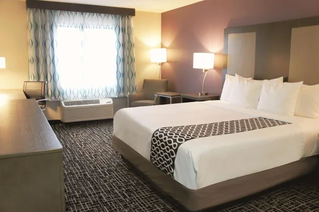غرفة تنفيذية بسرير كينج لذوي الإعاقة، La Quinta Inn & Suites by Wyndham Wichita Airport 2/4