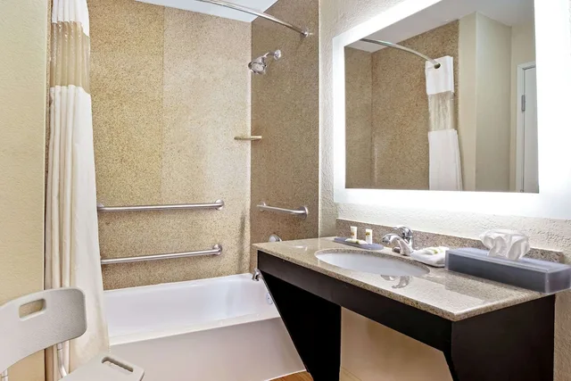 غرفة بسرير كينج لذوي الإعاقة، La Quinta Inn & Suites by Wyndham Garland Harbor Point 4/5