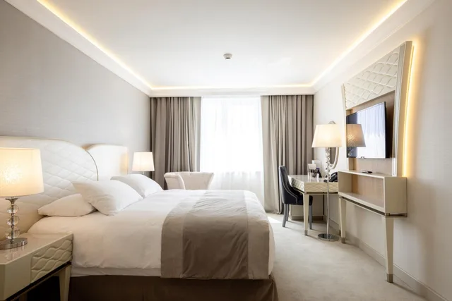 غرفة قياسية بسرير كينج، Tresor Le Palais Timisoara, Curio Collection by Hilton 4/9
