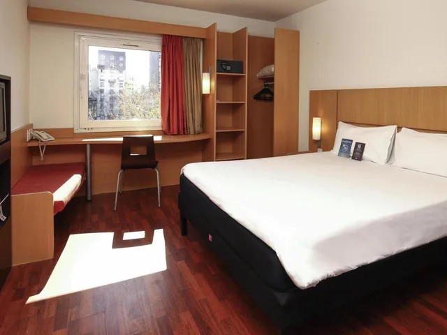 Standard, 1 Double and 1 Single Bed, with Child Extra Bed، Ibis Buenos Aires Congreso 2/8