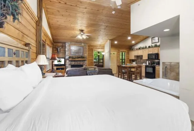 كابينة غراند بسرير كينج بغرفة نوم واحدة بحوض جاكوزي، Cabins At Grand Mountain By Thousand Hills Resort 3/7