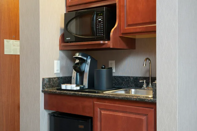 غرفة بسرير كينج بحوض جاكوزي، Hilton Garden Inn Columbus Edinburgh In 3/3