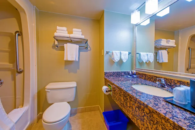 غرفة قياسية بسرير كينج وسريرين كوين، Best Western Plus Toronto Airport Hotel 9/10