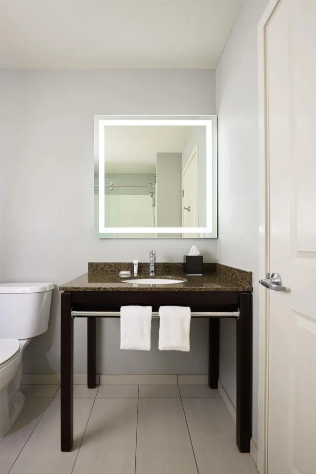 غرفة بسرير كينج بحوض استحمام لذوي الإعاقة، Hyatt House Seattle/Redmond 4/4