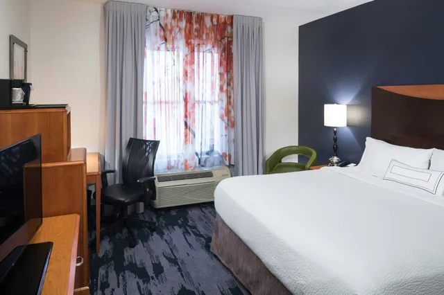 غرفة بسرير كينج، Fairfield Inn And Suites Orlando At Seaworld 1/2