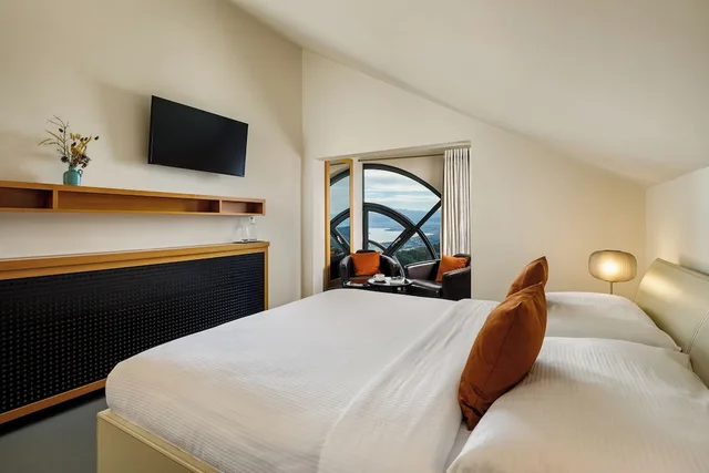 جناح جونيور بسرير مزدوج وسريرين منفصلين بإطلالة على البحيرة، Hotel UTO KULM 1/4
