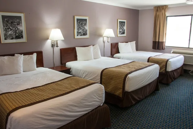 غرفة بسريرين مزدوجين للمدخنين لذوي الإعاقة، Days Inn by Wyndham Indio 2/9