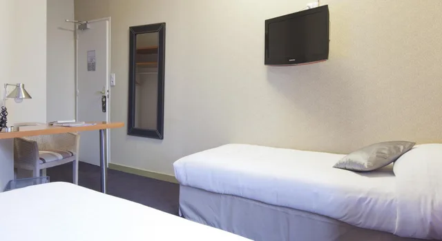 غرفة ثلاثية، Hôtel Duquesne 4/10