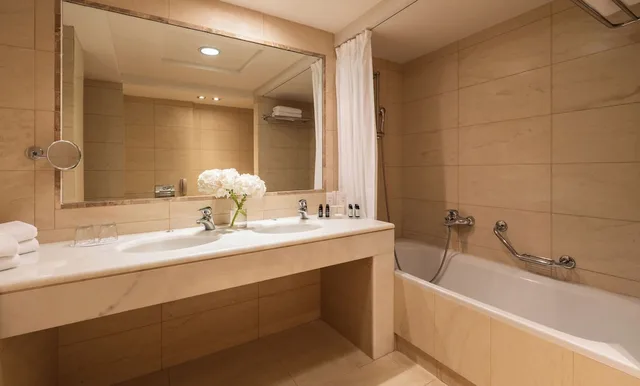 غرفة عائلية بسرير كينج وسريرين منفصلين بإطلالة على المدينة، Plaza Resort Hotel 7/8