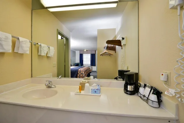 Room, 2 Queen Beds, Americas Best Value Inn Houston Hobby Airport 3/4