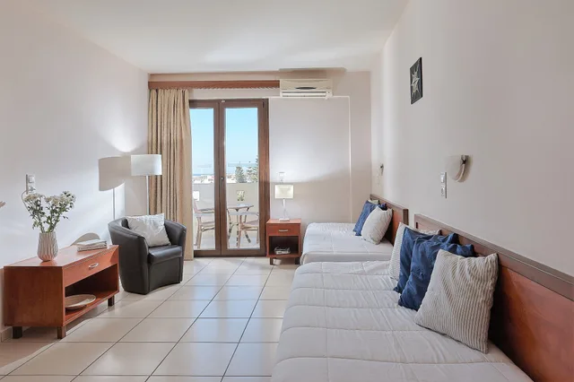 غرفة سوبيريور عائلية بسريرين منفصلين مع أريكة، ST. CONSTANTIN SEA HOTEL AND SPA RESORT 7/10
