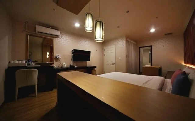 غرفة بريميوم بسرير كينج، Central Hotel 4/6