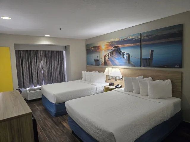 غرفة بسريرين كوين لذوي الإعاقة، Days Inn And Suites By Wyndham Tampa Raymond James Stadium 1/10