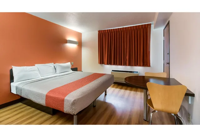 غرفة بسرير كينج للمدخنين، Motel6 Davenport, IA 1/3
