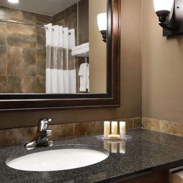 غرفة ديلوكس بسرير كينج لذوي الإعاقة، Days Inn & Suites By Wyndham Strathmore 3/3