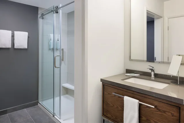 غرفة بسرير كينج مع أريكة، Courtyard By Marriott Edison Woodbridge 7/10