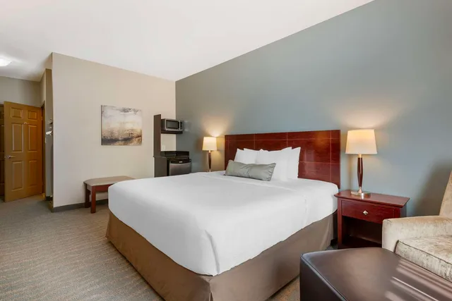 غرفة بسرير كينج لذوي الإعاقة، Best Western Rocky Mountain House Inn and Suites 1/3