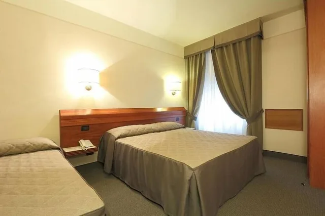 غرفة ثلاثية، Arcadia Hotel 3/4