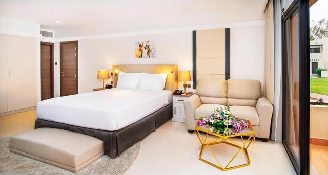 غرفة سوبيريور بسرير مزدوج بإطلالة على المسبح، Radisson Blu Hotel & Resort Al Ain 2/2