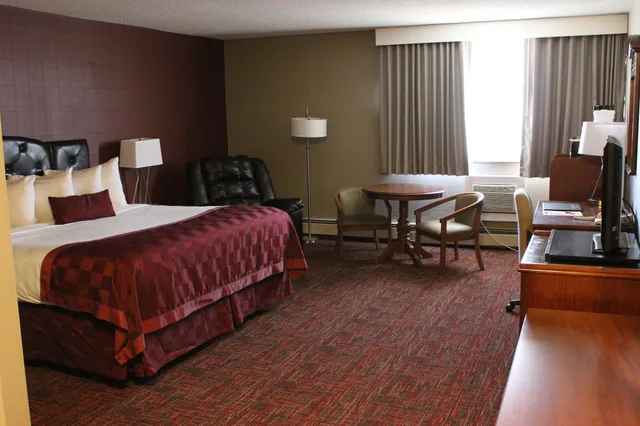 Deluxe, King Bed, Ramada By Wyndham Grand Forks 3/10