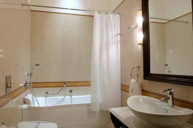 جناح جونيور، Grande Bretagne Hotel 4/5
