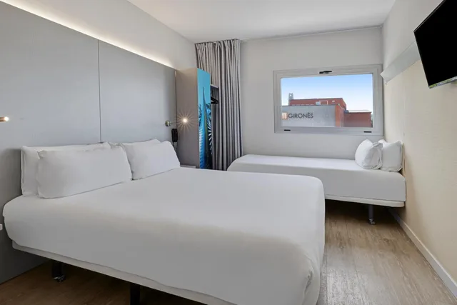 غرفة بسرير مزدوج مع سرير إضافي، B&B HOTEL Girona 2 2/7
