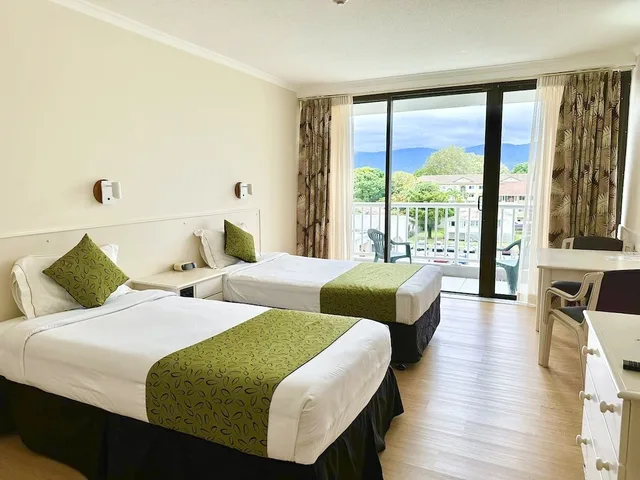 غرفة بسريرين منفصلين بإطلالة على الجبل، The Oceanfront 2/4