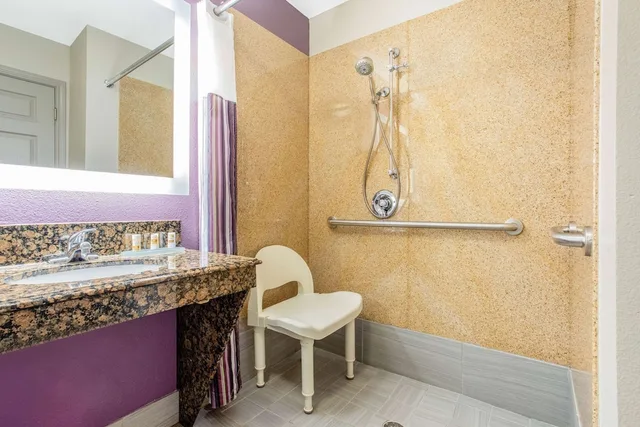 غرفة بسرير كينج لذوي الإعاقة، La Quinta Inn Suites Hillsboro 4/4