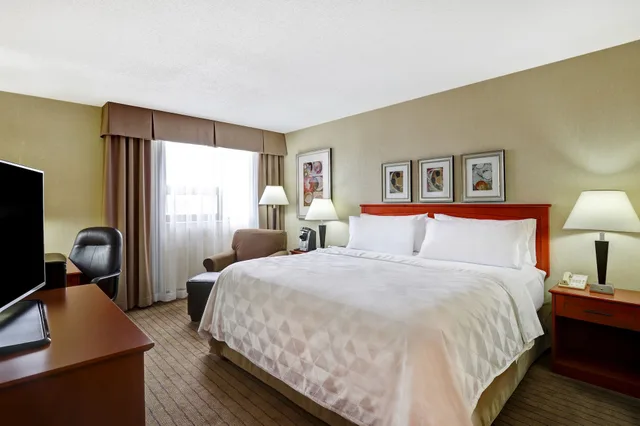 غرفة بريميوم بسرير كينج، Holiday Inn Laval Montreal 3/10