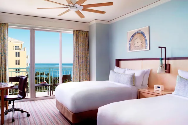 جناح بسرير كينج بغرفة نوم واحدة بإطلالة جزئية على البحر مع أريكة، The Ritz Carlton Key Biscayne 2/9