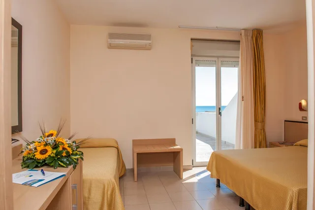 غرفة ديلوكس ثلاثية بإطلالة على البحر، Hotel Cristalda 3/7