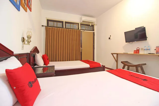Reddoorz, Deluxe, Twin Beds، Reddoorz Near Pojok Beteng Yogyakarta 2/3
