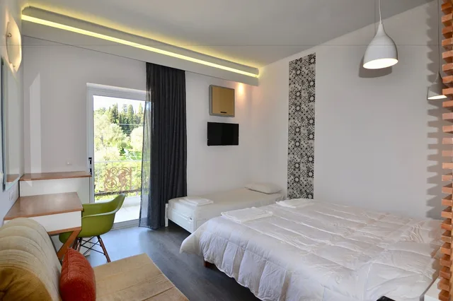 غرفة كلاسيكية ثلاثية بسرير كوين بإطلالة على الحديقة مع أريكة، Paloma Blanca Hotel 2/3