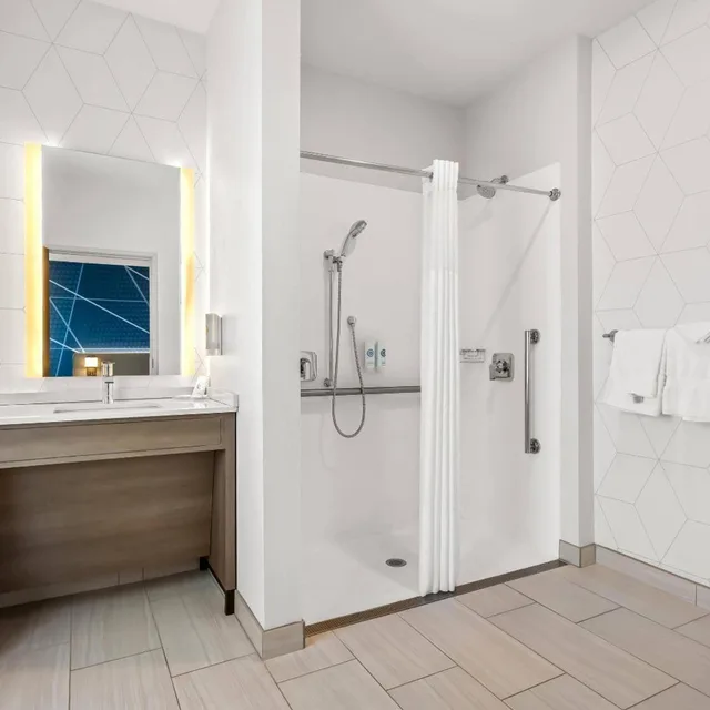 غرفة عائلية بسريرين كوين مع أريكة لذوي الإعاقة، Comfort Inn & Suites at Sanford Sports Complex 5/6