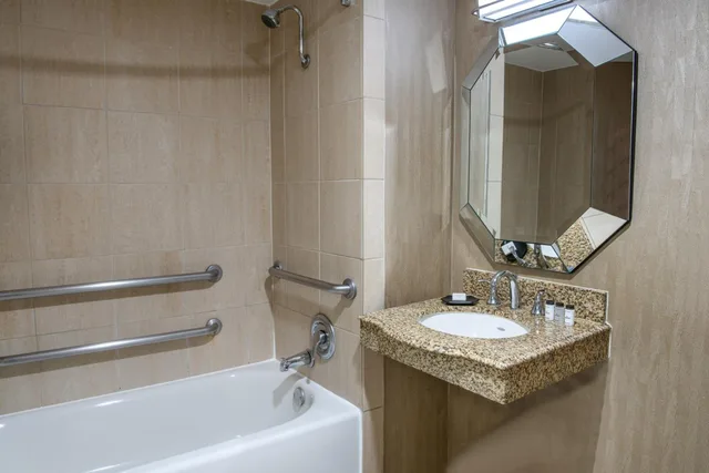 غرفة بسرير كينج بحوض استحمام لذوي الإعاقة، Sheraton Mission Valley San Diego 5/9