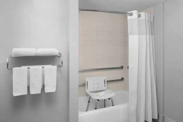 غرفة بسرير كوين بحوض استحمام لذوي الإعاقة، Courtyard by Marriott San Diego - Rancho Bernardo 9/9
