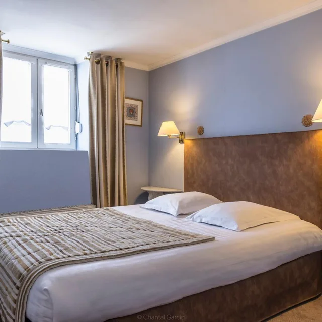 Charming, Double Bed، Hotel De L Univers 3/8